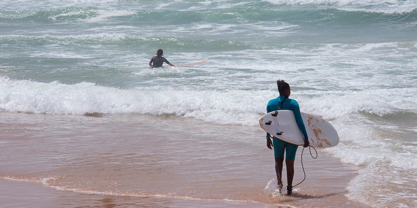 Surfista en las playas de Yoff en Dakar, Senegal